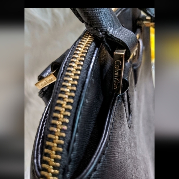 Calvin Klein Medium size  purse. - Picture 4 of 13